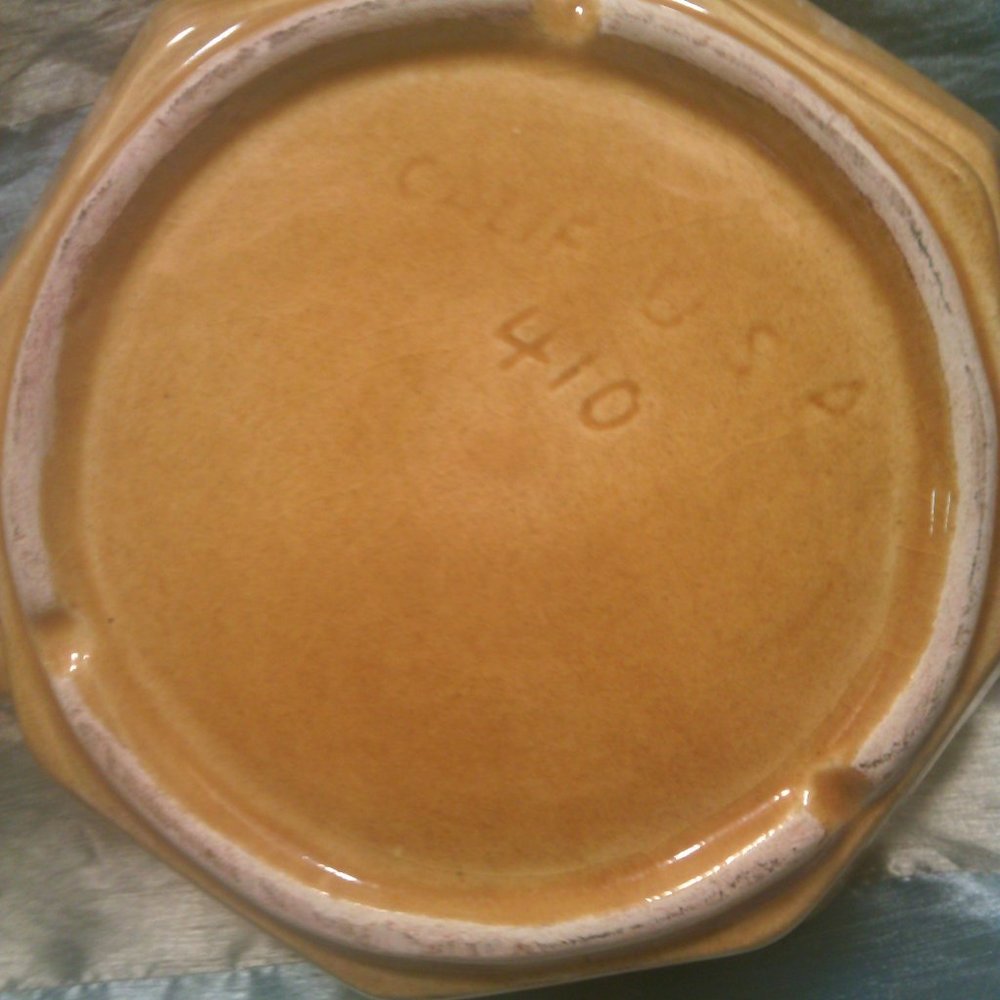 Vintage Golden Yellow Soup Tureen With Ladlle ( Marked Calif USA 410 ) - Picture 8 of 10